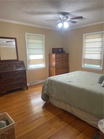 1212 Lake Road, Liberty, MO 64068