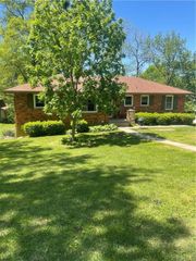 1212 Lake Road, Liberty, MO 64068