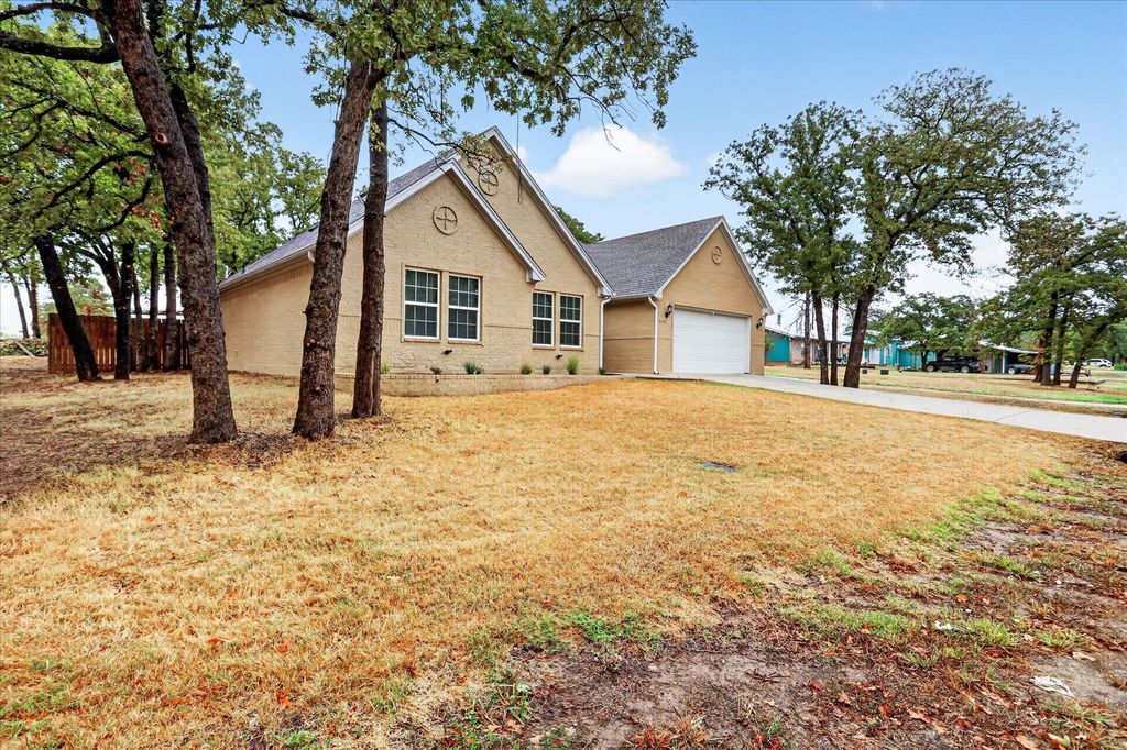 1612 Tanglewood Drive, Azle, TX 76020 — photo 2