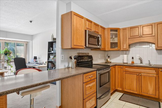 55 Tall Oaks Drive 402, Weymouth, MA 02190