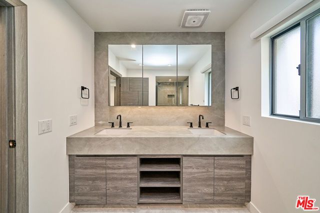 145 S Maple Drive 101, Los Angeles, CA 90212