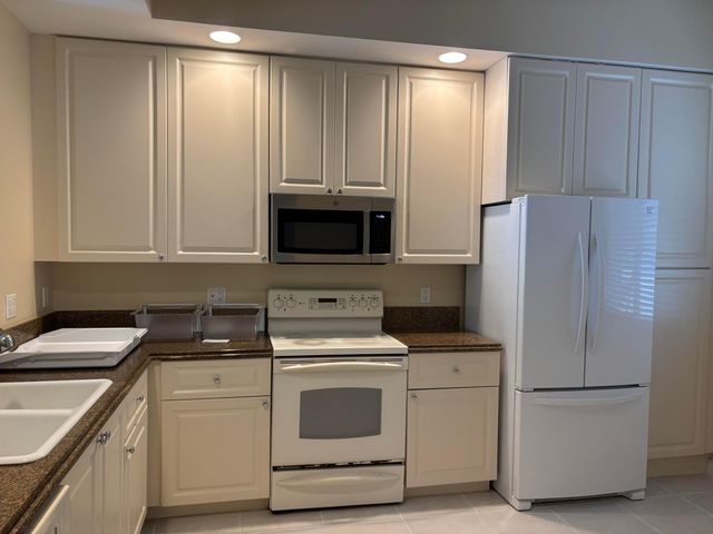 5 Harbour Isle Drive E 103, Fort Pierce, FL 34949