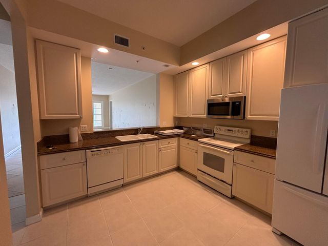 5 Harbour Isle Drive E 103, Fort Pierce, FL 34949