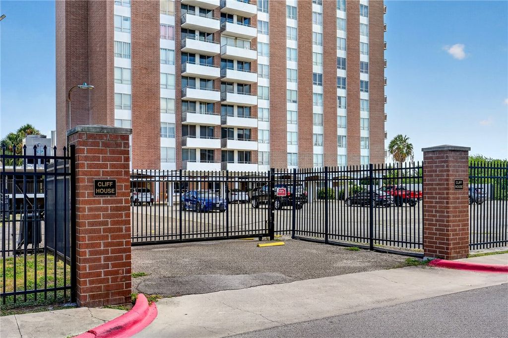 715 S Upper Broadway St 302, Corpus Christi, TX 78401 — photo 3