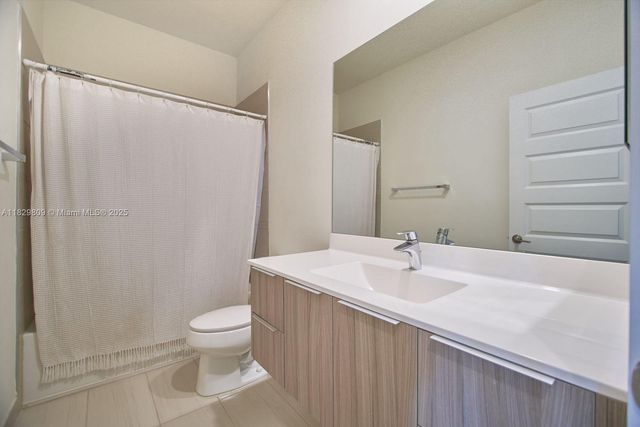 10218 NW 76th Ter, Doral, FL 33178