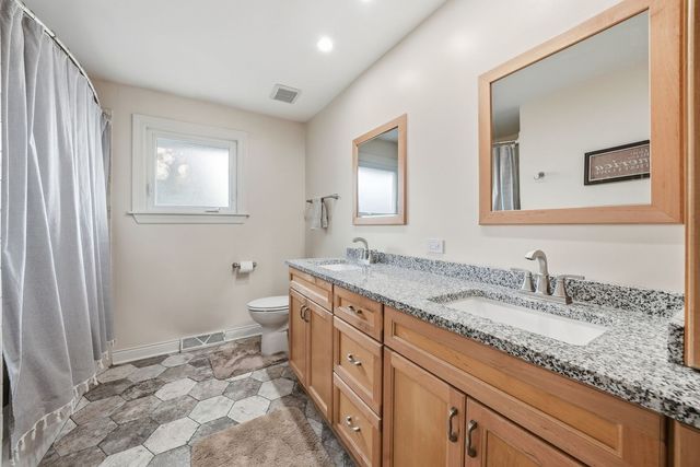 10548 S Tod Drive, Palos Hills, IL 60465