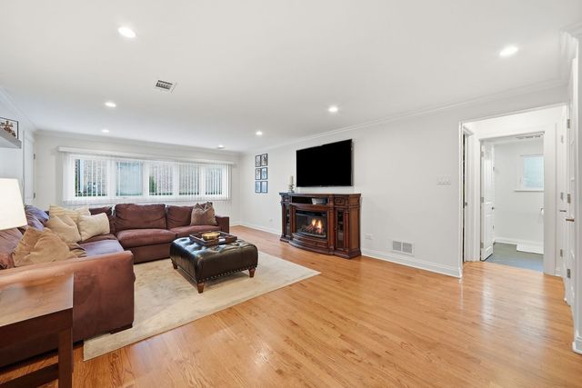 10548 S Tod Drive, Palos Hills, IL 60465