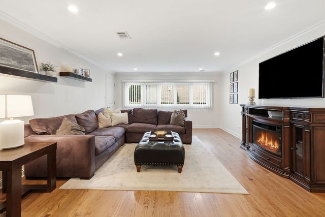 10548 S Tod Drive, Palos Hills, IL 60465