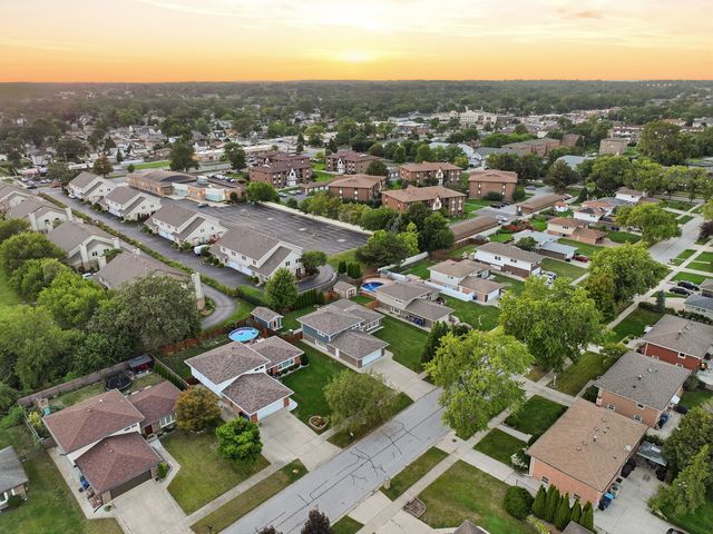 10548 S Tod Drive, Palos Hills, IL 60465