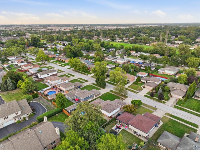 10548 S Tod Drive, Palos Hills, IL 60465