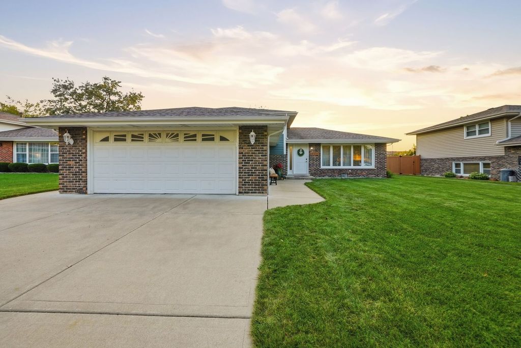 10548 S Tod Drive, Palos Hills, IL 60465