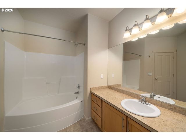 590 Nw LOST SPRINGS Ter 403, Portland, OR 97229