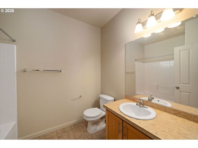 590 Nw LOST SPRINGS Ter 403, Portland, OR 97229