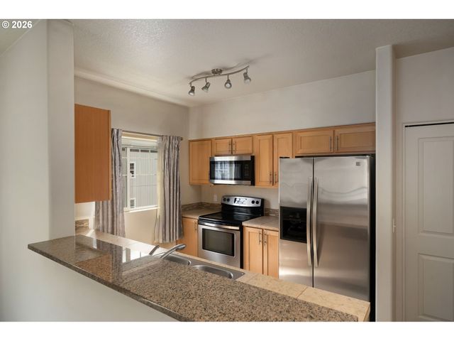 590 Nw LOST SPRINGS Ter 403, Portland, OR 97229