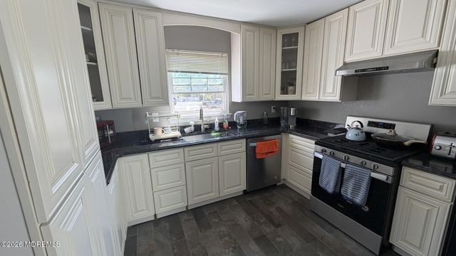 8 Bonnie Drive, Middletown, NJ 07748