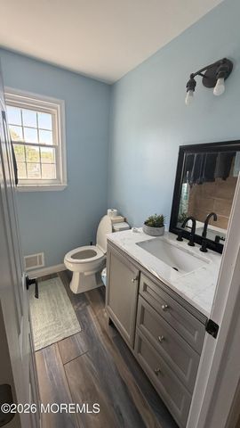 8 Bonnie Drive, Middletown, NJ 07748