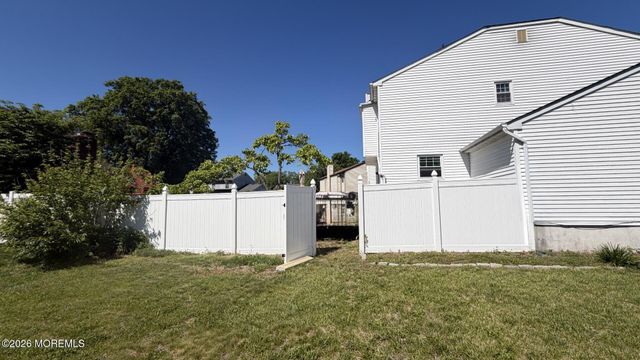 8 Bonnie Drive, Middletown, NJ 07748