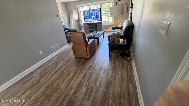 8 Bonnie Drive, Middletown, NJ 07748
