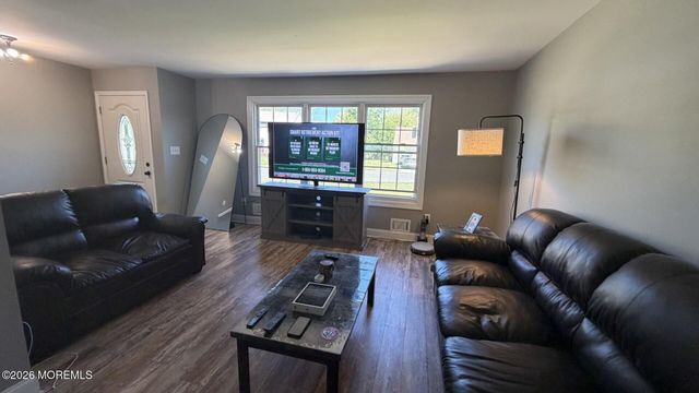 8 Bonnie Drive, Middletown, NJ 07748