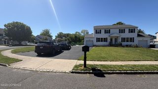 8 Bonnie Drive, Middletown, NJ 07748