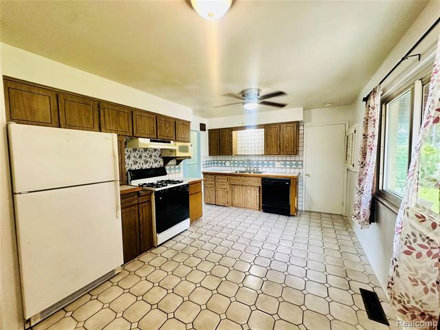 26373 Curie Avenue, Warren, MI 48091