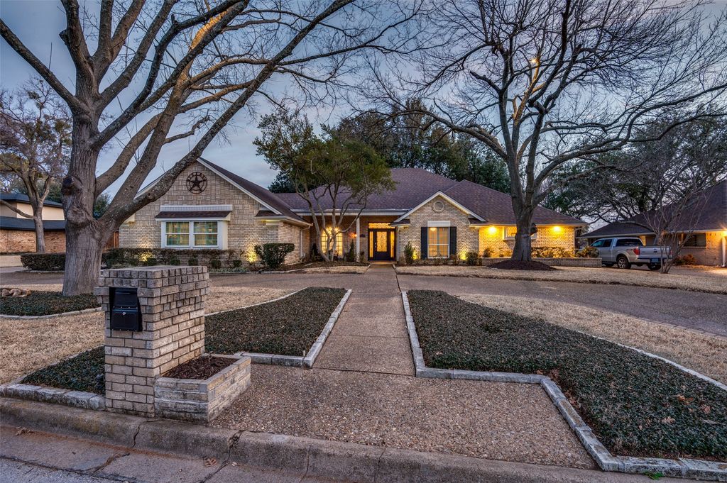1114 Country Club Court, Mansfield, TX 76063