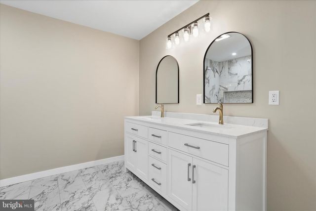 30 DRY RUN RD, Burlington, WV 26710