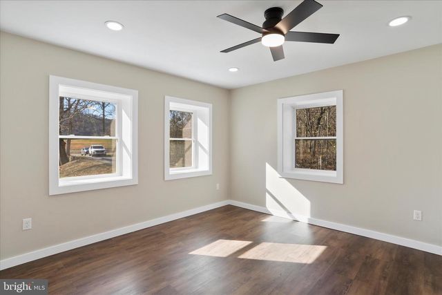 30 DRY RUN RD, Burlington, WV 26710