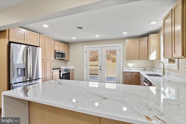 30 DRY RUN RD, Burlington, WV 26710