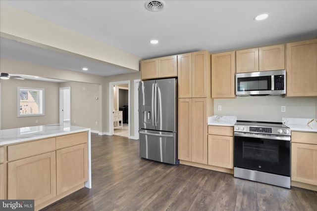 30 DRY RUN RD, Burlington, WV 26710