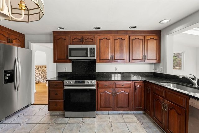 7 Putney Ln, Lynnfield, MA 01940