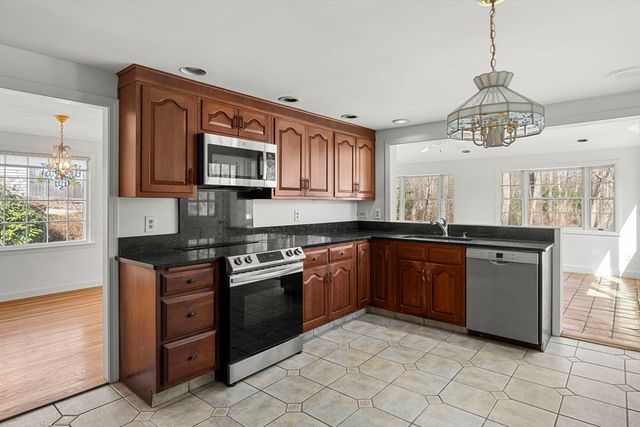 7 Putney Ln, Lynnfield, MA 01940