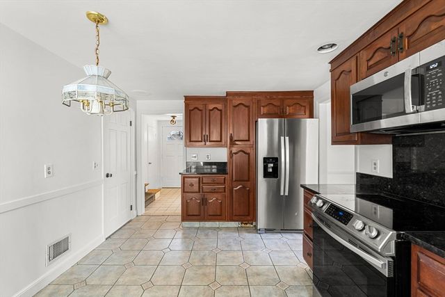 7 Putney Ln, Lynnfield, MA 01940