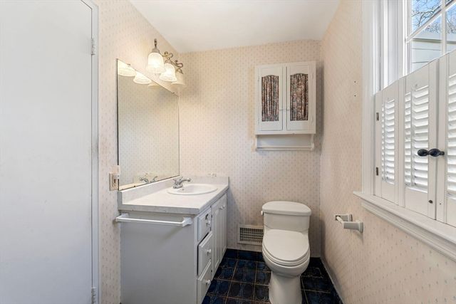 7 Putney Ln, Lynnfield, MA 01940