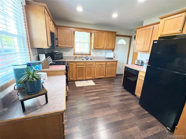 2230 N Center Road, Burton, MI 48509