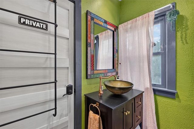 301 N Van Brunt Boulevard, Kansas City, MO 64123