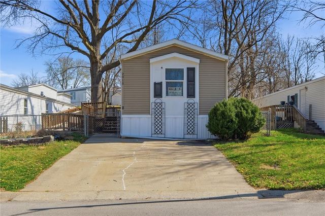 2015 Current Street, Liberty, MO 64068