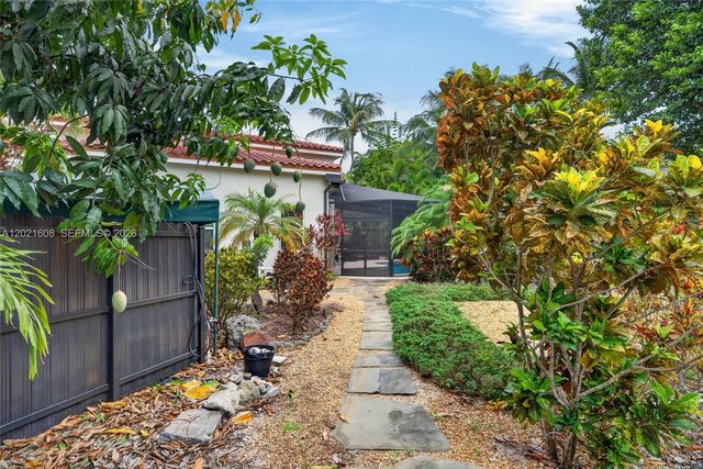 8204 SW 171st St, Palmetto Bay, FL 33157