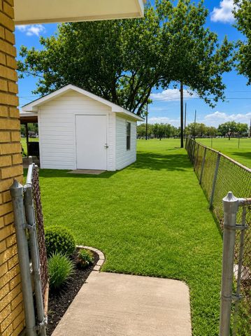 116 Oleander Street, Lake Jackson, TX 77566