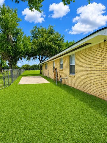 116 Oleander Street, Lake Jackson, TX 77566