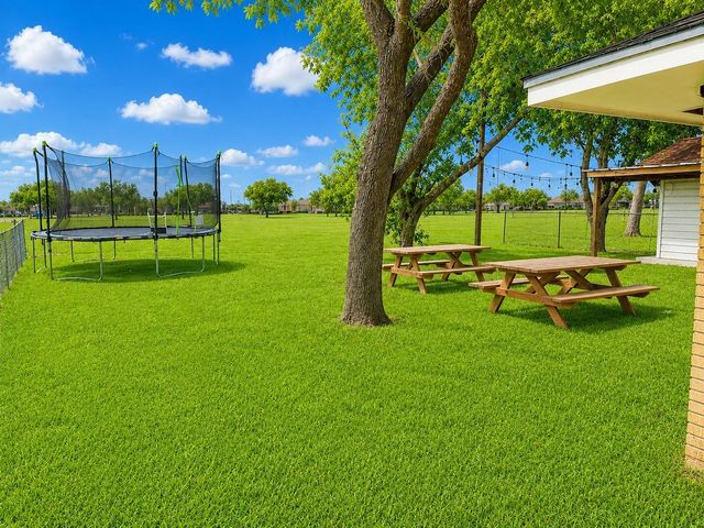 116 Oleander Street, Lake Jackson, TX 77566
