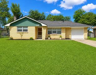 116 Oleander Street, Lake Jackson, TX 77566