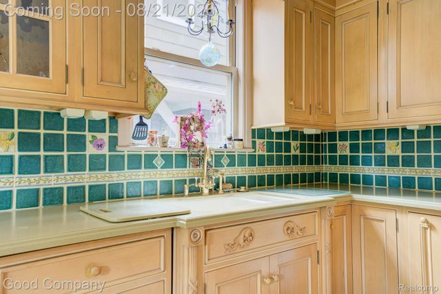 23 Hanover Road, Pleasant Ridge, MI 48069