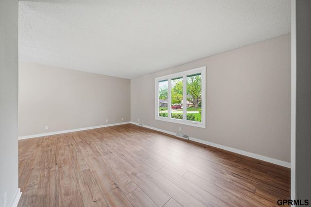 14227 Woolworth Circle, Omaha, NE 68144
