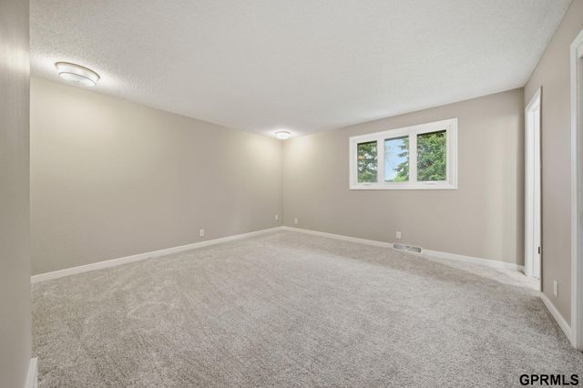 14227 Woolworth Circle, Omaha, NE 68144
