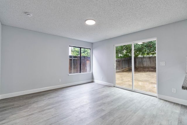 2244 N Prospect Avenue, Fresno, CA 93722