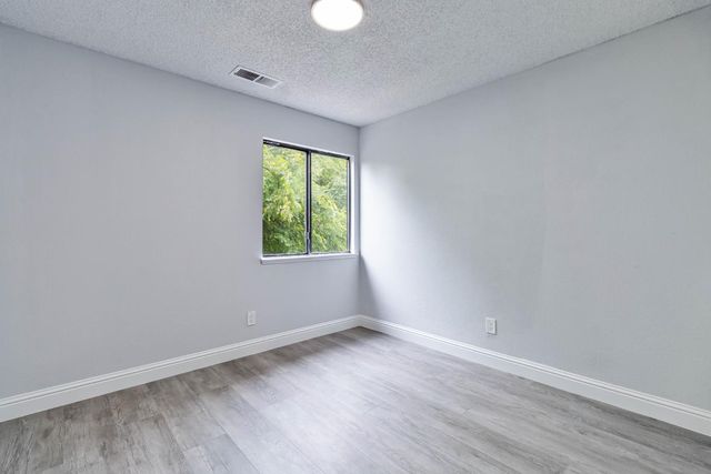 2244 N Prospect Avenue, Fresno, CA 93722