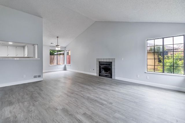 2244 N Prospect Avenue, Fresno, CA 93722