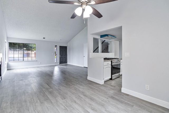 2244 N Prospect Avenue, Fresno, CA 93722