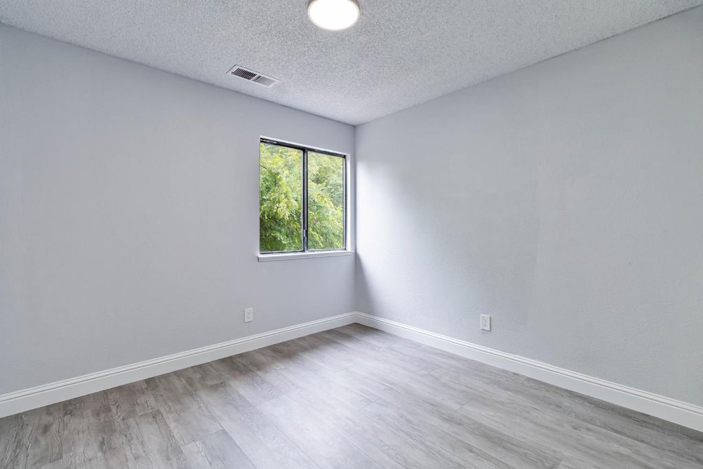 Image 13 of property listing at 2244 N Prospect Avenue, Fresno, CA 93722